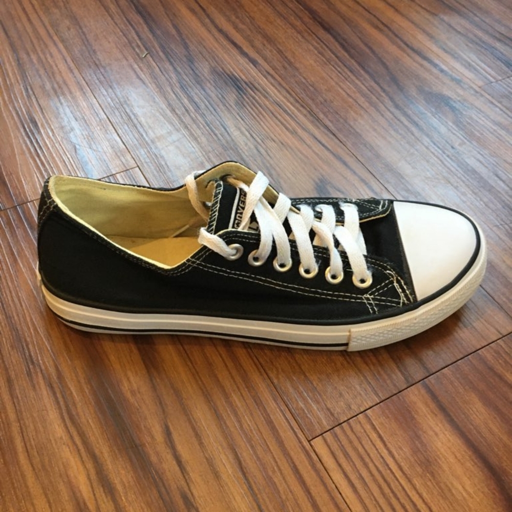 Womens low top converse (men's 7.5)